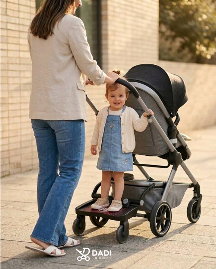 Dostawka do wózka Lascal Buggy Board Mini – dziewczynka stoi na platformie podczas spaceru z mamą